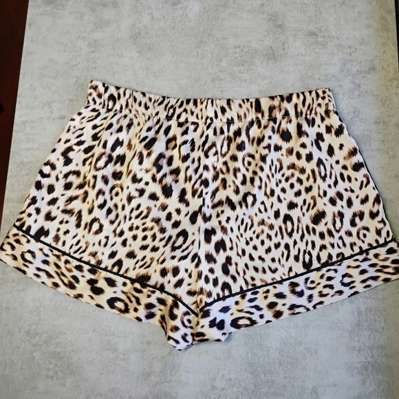 Victoria's Secret Leopard Print Pajama Shorts Womens Medium Lounge Sleepwear - Picture 4 of 9
